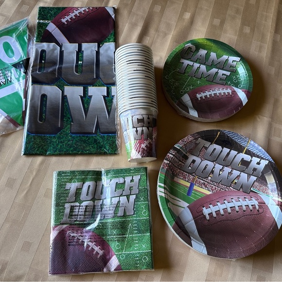 Football Party Supplies Set - Green and White NEW - Picture 2 of 7